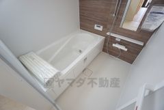 1日の疲れを癒すくつろぎのバスルーム。足を伸ばしてもゆったりと入れるサイズです。お子様と一緒にお風呂に入っても狭くないですね＾＾