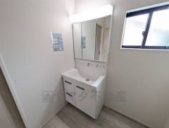 三面鏡裏収納付き洗面化粧台です＾＾ 歯磨きセットやスキンケア用品などの収納に便利ですね。