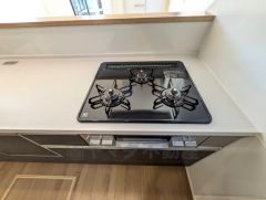 3種類の料理が同時に調理できる、3口ガスコンロ。忙しい夕食の支度時間が短縮できて効率よくお料理が楽しめます。