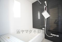 1日の疲れを癒すくつろぎのバスルーム。足を伸ばしてもゆったりと入れるサイズです。お子様と一緒にお風呂に入っても狭くないですね＾＾