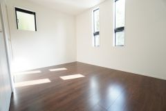 主寝室としてお使いいただけそうなこちらのお部屋は、日当たりが良く、爽やかな風を感じて起きる朝は、快適生活の始まりに。