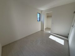 6帖。住む人のこだわりを活かす洋室＾＾ウォークインクローゼットもあり荷物もすっきり片付けられ、ゆとりのある暮らしが出来ます＾＾ 