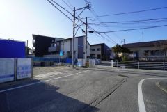 前面道路は東側約7.5ｍ公道に面しています＾＾ 西鉄バス「老司小学校」徒歩約3分＾＾