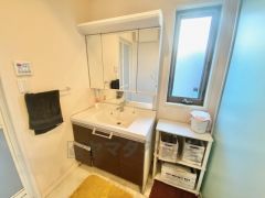 三面鏡裏収納付き洗面化粧台です＾＾ 歯磨きセットやスキンケア用品などの収納に便利ですね。 洗面台横に窓が付いており換気に便利です＾＾ 