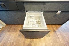 炊事時間を大幅に短縮できる食器洗浄乾燥機付き＾＾食器を洗う手間が減るので家族とのコミュニケーションの時間や自分の時間が増えますね。