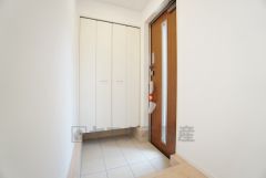 玄関扉にスリットのある明るい玄関です＾＾たっぷり収納できるシューズボックス付きなので、家族全員の靴がきれいに整頓できます。 