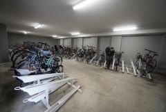屋内駐輪場を完備。雨や紫外線による劣化を抑え、大切な自転車をきれいに保管できます。通勤・通学にも気軽に利用できます＾＾