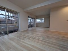 大きな掃き出し窓のあるリビングは、陽光あふれる明るい空間です。ゆったりと寛げる憩いの場となりそうです。