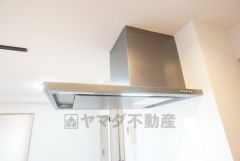 コンロ上には換気扇完備＾＾すぐ横に小窓が設けられているので、換気扇と合わせてWで換気できます＾＾