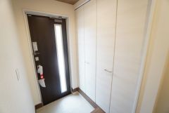 採光も考えられた明るい玄関です。たっぷり収納できるシューズボックス付きなので、家族全員の靴がきれいに整頓できます。