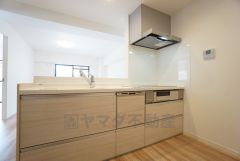 対面式キッチンなのでリビングにいるご家族とコミュニケーションを取りながら洗い物や、お料理が楽しめそうですね＾＾