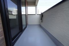 広々としたバルコニー。 天気のいい日にはお布団もまとめて干せそうですね＾＾