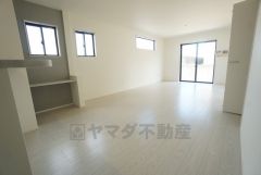 大きな窓のあるリビングは陽光あふれる明るい空間です。居心地良く、ご家族皆がゆったり寛げる憩いの空間となりそうです。