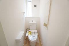 温水洗浄機付トイレです。節水機能もあるので、安心して使えますね。もちろん、1階2階の2ヶ所にトイレがあるので、忙しい朝にもゆとりができますね。