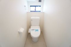 1階2階の2ヶ所にトイレがありますので、忙しい朝にも家族に気を使わず、ゆとりが生まれますね＾＾ 小窓付きで換気する時に便利です＾＾