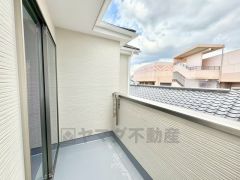 南側に面したバルコニーは回りに高い建物もなく、日当たり、風通し良好です。お洗濯物も気持ちよく干せそうですね＾＾