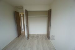 明るい洋室です。ナチュラル色のフローリングで開放的な優しい雰囲気になっています＾＾ベッドや机、ＴＶを置いてもゆとりのある広さです。