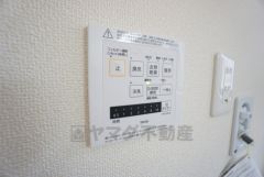 浴室暖房乾燥機付き。天候に左右されず、いつでも好きなときに洗濯物を干せるので、仕事や家事で忙しい方に重宝します。