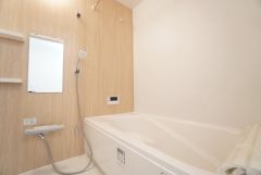 1日の疲れを癒すくつろぎのバスルーム。足を伸ばしてもゆったりと入れるサイズです。お子様と一緒にお風呂に入っても狭くないですね^^