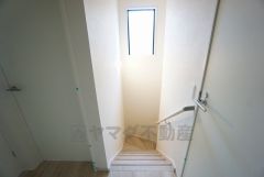 ご年配の方でも安心できる、手すり付き階段です＾＾段差も低めで設定されてますので安全性にも優れてますね＾＾