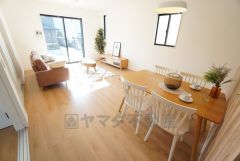 大きな窓のあるリビングは陽光あふれる明るい空間です。居心地良く、ご家族皆がゆったりくつろげる憩いの空間となりそうです。 