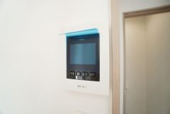 防犯性、セキュリティ対策に安心できるテレビモニター付きインターフォンです。セールスマン対策にもなり安心できます。
