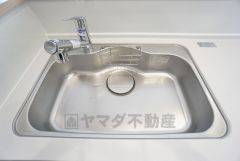 大きなお鍋も楽々洗える幅の広いシンクです＾＾ステンレスシンクなので簡単にお掃除できますよ。洗剤やスポンジもすっきりできる収納付き。