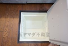 キッチンに床下収納があります。長期保存ができるもの、調理器具、防災グッズを入れておくのもいいですね。