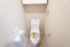 ウォシュレット、暖房便座、節電・節水機能など、使い勝手のよい高機能トイレです。 上部には収納棚が付いています＾＾