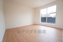 7帖。 主寝室としてお使いいただけそうなこちらのお部屋は、日当たりが良く、爽やかな風を感じて起きる朝は、快適生活の始まりに。 