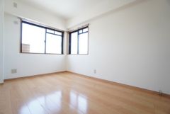 7階5.8帖。 角部屋ならではの2面採光。陽のあたる時間が長く、冬でもあたたかいです。爽やかな風を感じて起きる朝は、快適生活の始まりに。