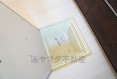 キッチンに床下収納があります。長期保存ができるもの、調理器具、防災グッズを入れておくのもいいですね。