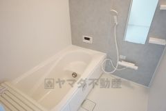1日の疲れを癒すくつろぎのバスルーム。足を伸ばしてもゆったりと入れるサイズです。お子様と一緒にお風呂に入っても狭くないですね＾＾