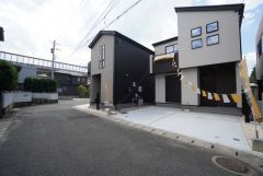 前面道路は4.9ｍあり、一般的な車同士がすれ違うスペースが十分にあります。駐車スペースも2台確保、来客時にも便利です。