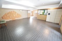 開放感があり、清掃の行き届いたエントランスホール。 明るい採光とゆとりの動線が、住まう方や来訪者を心地よく迎え入れます。