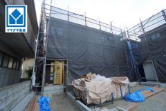 家が建つ部分は道路から奥まっているため、静かな環境を得やすいのがメリット。道路を通る自動車の音や、通行人からの視線が家の中には届かないため、平穏な暮らしが楽しめます。