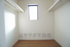 主寝室にはハンガーパイプ付きのウォークインクローゼットが設けられています。たっぷり収納できるので衣替えの心配もいりませんね＾＾