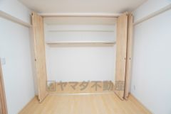 7帖洋室にはハンガーパイプ付きのクローゼットが設けられています。 たっぷり収納できるので衣替えの心配もいりませんね＾＾