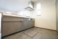 対面式キッチンなのでリビングにいるご家族とコミュニケーションを取りながら洗い物や、お料理が楽しめそうですね＾＾ 