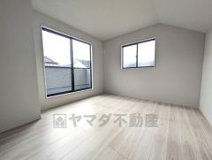 主寝室としてお使いいただけそうなこちらのお部屋は、日当たりが良く、爽やかな風を感じて起きる朝は、快適生活の始まりに。