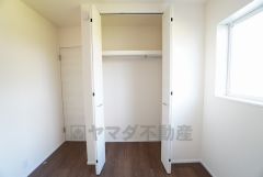 2階2 洋室にはハンガーパイプ付きのクローゼットが設けられています。たっぷり収納できるので衣替えの心配もいりませんね＾＾