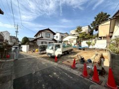 前面道路。南側4ｍ公道。西鉄バス「皿山三丁目」停まで徒歩約4分＾＾