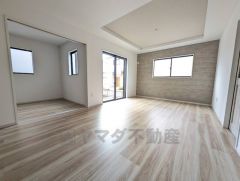 リビングにアクセントクロスを取り入れているので、空間にメリハリが生まれ、インテリア全体の印象が引き締まります＾＾