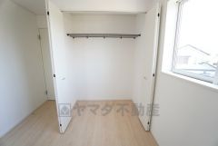 洋室にはラック収納付きのクローゼットが設けられています。たっぷり収納できるので衣替えの心配もいりませんね＾＾ 