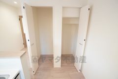 キッチン横に広々としたパントリー付き＾＾洗面室にも近く、食料品だけでなく日用品などの収納にも＾＾