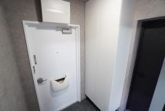 壁一面に設けた大容量のシューズクローゼットは実用性と機能性を兼ね備えています。急な来客でも、いつも整頓された玄関でお出迎えができます。
