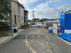 前面道路。南側：約4.5ｍ公道。 車通りも少なく小さなお子様がいるご家庭の方々も安心です＾＾