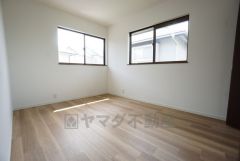 2面採光を確保した明るい室内は、風通しも良く、大変居心地の良い空間となっております。日当たりがよく、子供部屋としての利用もおすすめ。