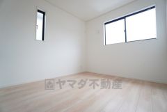 2階5.25帖洋室。2面採光を確保した明るい室内は、風通しも良く、大変居心地の良い空間となっております。日当たりがよく、子供部屋としての利用もおすすめ。