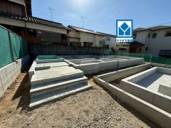  バス停「皿山1丁目」まで徒歩:5分。 スーパーまで徒歩7分。 カースペースは停めやすい並列駐車2台付き。